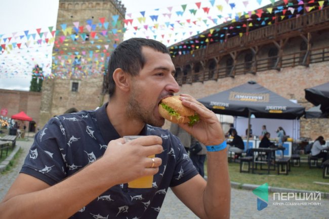 Дощ, холод і ріки пива: у Луцьку триває фестиваль. ФОТО