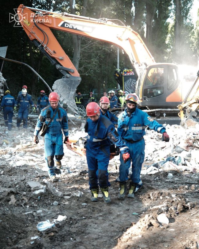 З-під завалів у Києві дістали ще одне тіло. Кількість загиблих зросла до 28