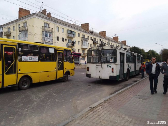 У Луцьку тролейбус втаранився у світлофор 