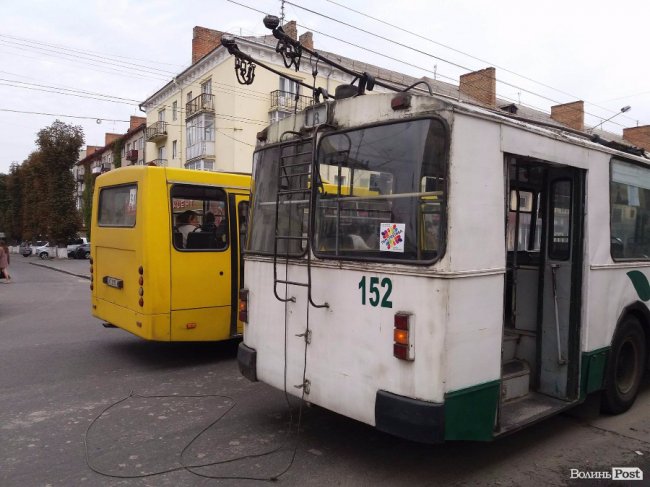 У Луцьку тролейбус втаранився у світлофор 