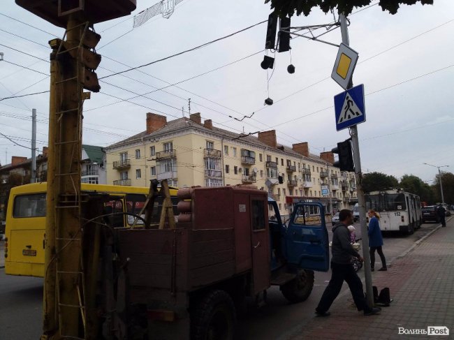 У Луцьку тролейбус втаранився у світлофор 