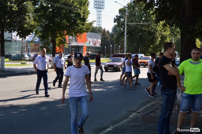 Обличчя пікету: «прихильники Тиводара» ховалися від камер та хамили