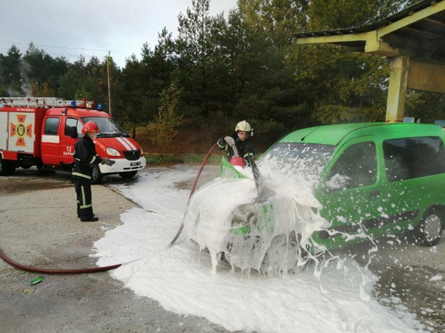 На Рівненщині поблизу заправки загорілося авто. ФОТО