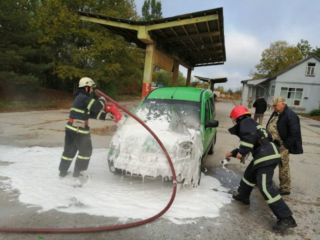 На Рівненщині поблизу заправки загорілося авто. ФОТО