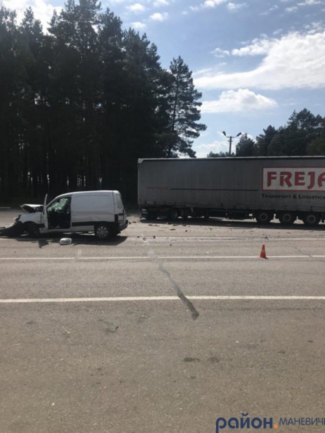 Аварія на Волині: причіп від авто протаранив пост поліції. ФОТО