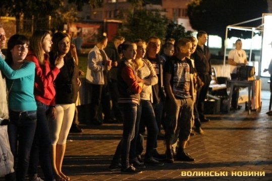 У Луцьку майстри вогню та тіней збирали гроші для військових. ФОТО. ВІДЕО