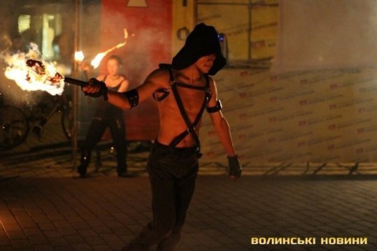 У Луцьку майстри вогню та тіней збирали гроші для військових. ФОТО. ВІДЕО