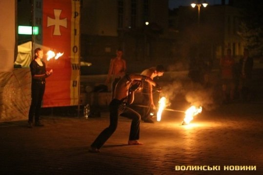 У Луцьку майстри вогню та тіней збирали гроші для військових. ФОТО. ВІДЕО