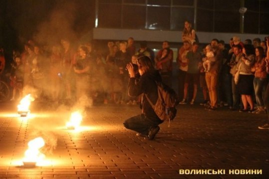 У Луцьку майстри вогню та тіней збирали гроші для військових. ФОТО. ВІДЕО