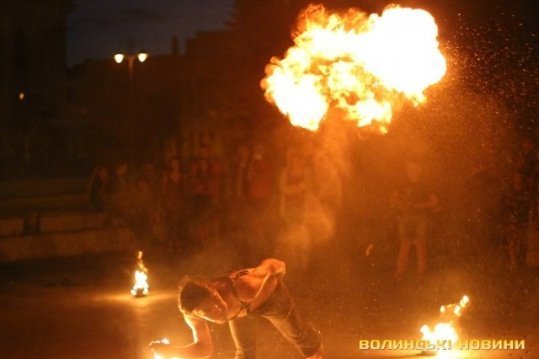 У Луцьку майстри вогню та тіней збирали гроші для військових. ФОТО. ВІДЕО