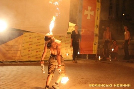 У Луцьку майстри вогню та тіней збирали гроші для військових. ФОТО. ВІДЕО