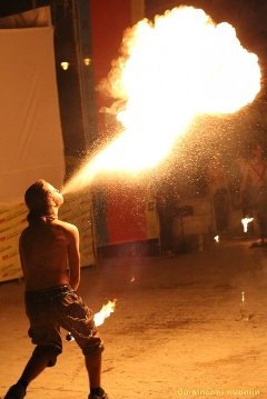 У Луцьку майстри вогню та тіней збирали гроші для військових. ФОТО. ВІДЕО