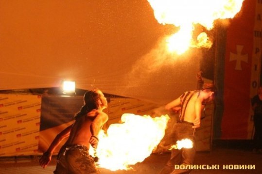 У Луцьку майстри вогню та тіней збирали гроші для військових. ФОТО. ВІДЕО