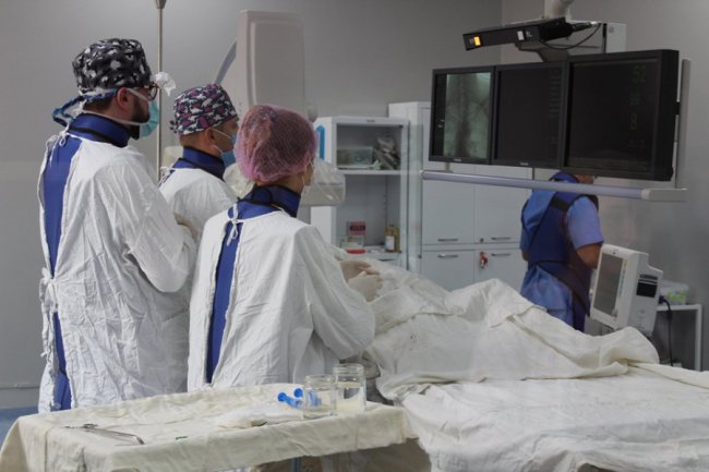 На Волині медики провели складну операцію чоловіку, який впав з висоти. ФОТО