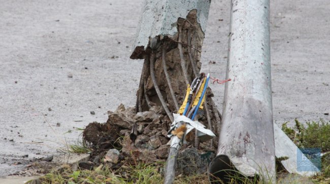 На Волині легковик збив дві електроопори. ФОТО