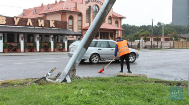 На Волині легковик збив дві електроопори. ФОТО