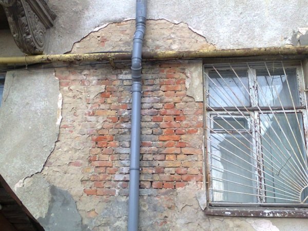 Багатоповерхівки у Луцьку обростають дірками. ФОТО