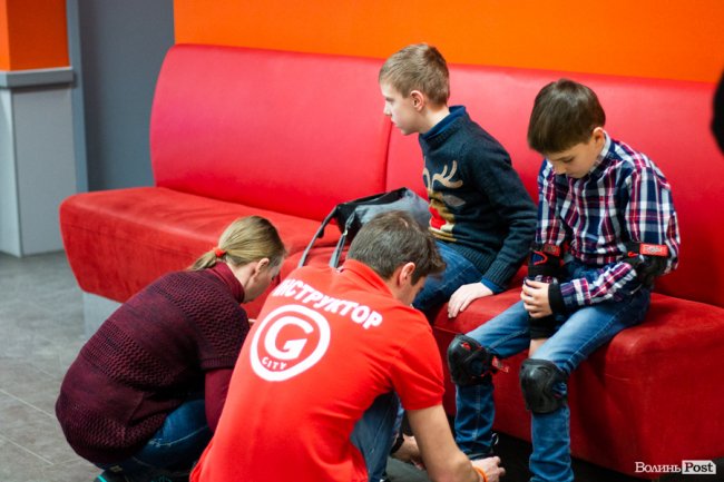 У Луцьку особливі діти з посадовцями вчилися кататися на роликах. ФОТО