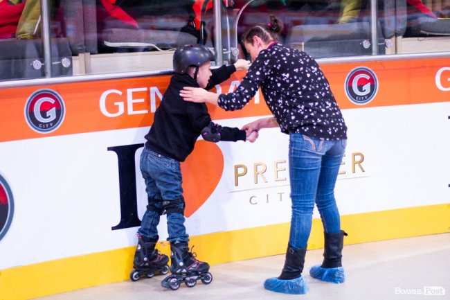 У Луцьку особливі діти з посадовцями вчилися кататися на роликах. ФОТО