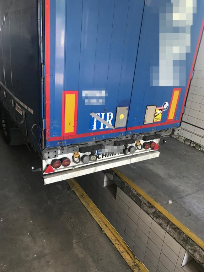 Через «Ягодин» намагалися нелегально провезти одягу з Китаю майже на 3 мільйони