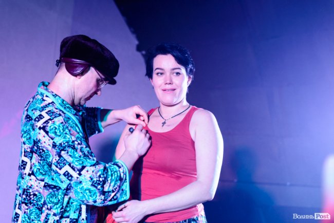 «GAS у Луцьку доведеться освячувати»: ФОТОРЕПОРТАЖ з епатажного концерту «Хамерманів» в халатах і трусах