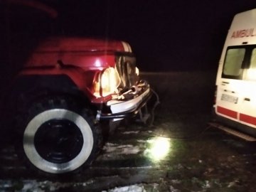 На Волині «швидка», повертаючись від хворого, застрягла у багнюці