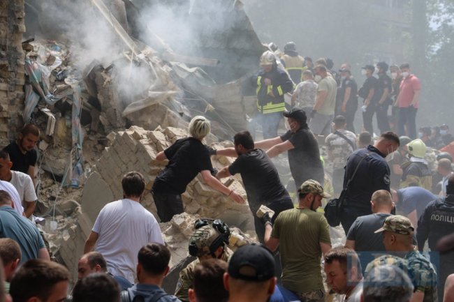 Після прильоту з «Охматдиту» у Києві евакуюють дітей: жахливі кадри з лікарні 