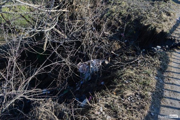 На Набережній у Луцьку - зсув ґрунту. ФОТО
