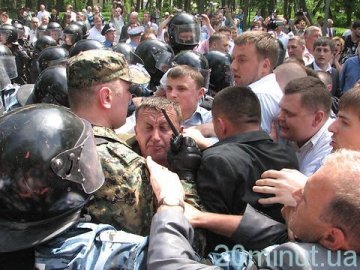 День Перемоги: у Тернополі свободівці побилися з беркутівцями. ФОТО. ВІДЕО