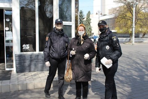 У Луцьку усіх охочим безплатно роздавали маски та антисептики. ФОТО