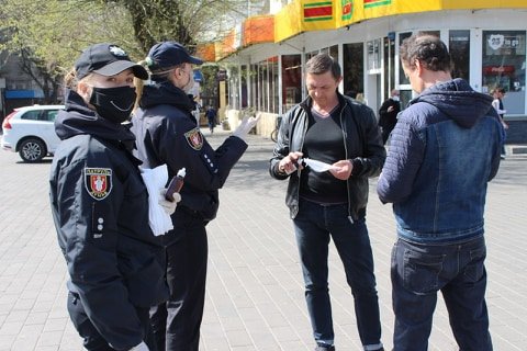 У Луцьку усіх охочим безплатно роздавали маски та антисептики. ФОТО