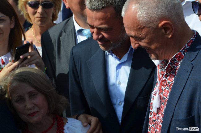 Щастя молодим та селфі-бум: як Гройсман гуляв центром Луцька. ФОТО