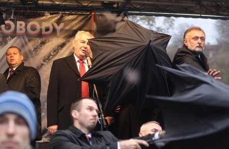 За проросійські настрої президента Чехії закидали яйцями. ФОТО. 