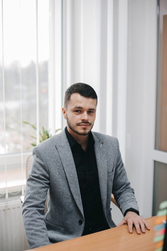 Хтось любить гітару, хтось – лижі, а ще хтось – спортзал: у Луцькому міськрайоному суді розповіли про найкращих працівників. ФОТО