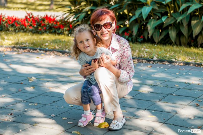 Усміхнені лучани в день народження смайлика. ФОТО