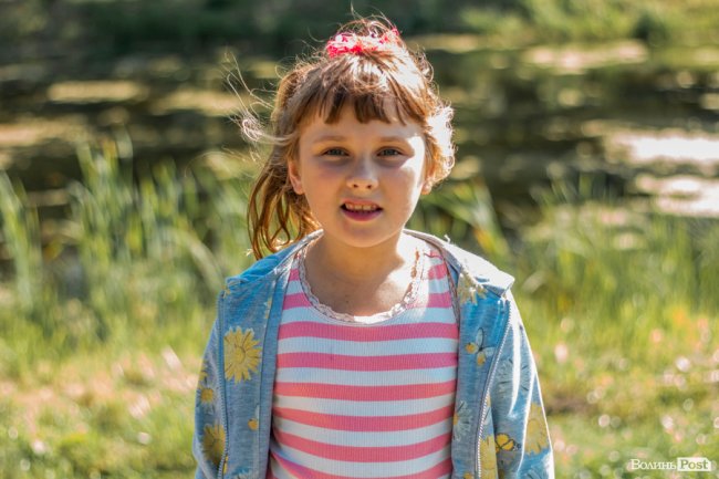 Усміхнені лучани в день народження смайлика. ФОТО