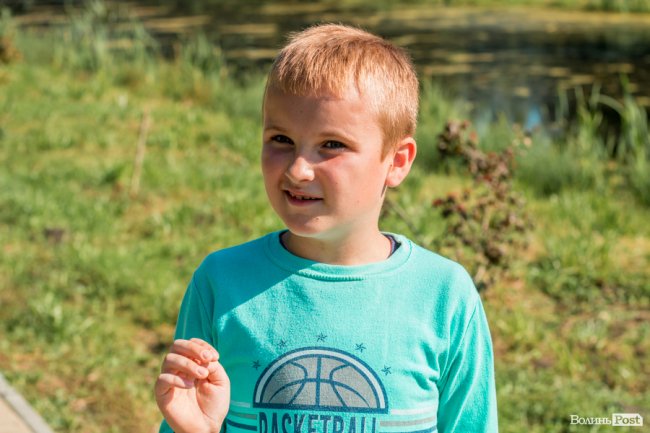 Усміхнені лучани в день народження смайлика. ФОТО