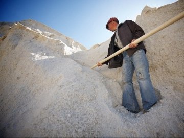 Комунальники заморозили в Ковелі 70 тонн солі