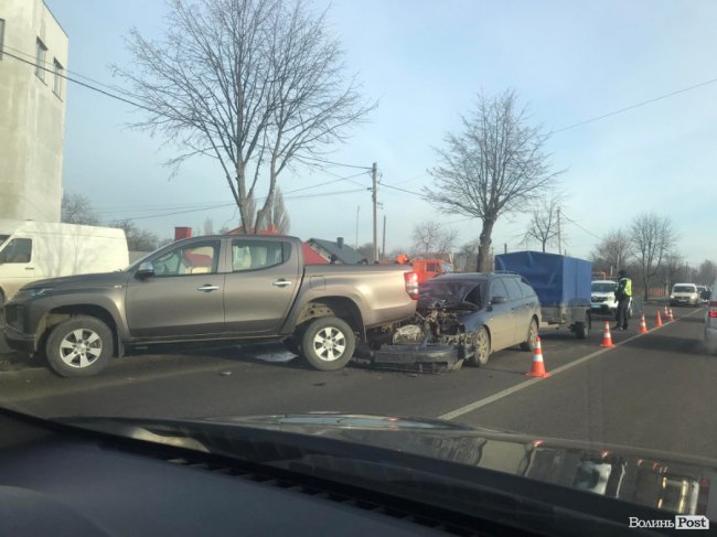 У Луцьку – аварія: на Ківерцівській зіткнулися дві автівки. ФОТО