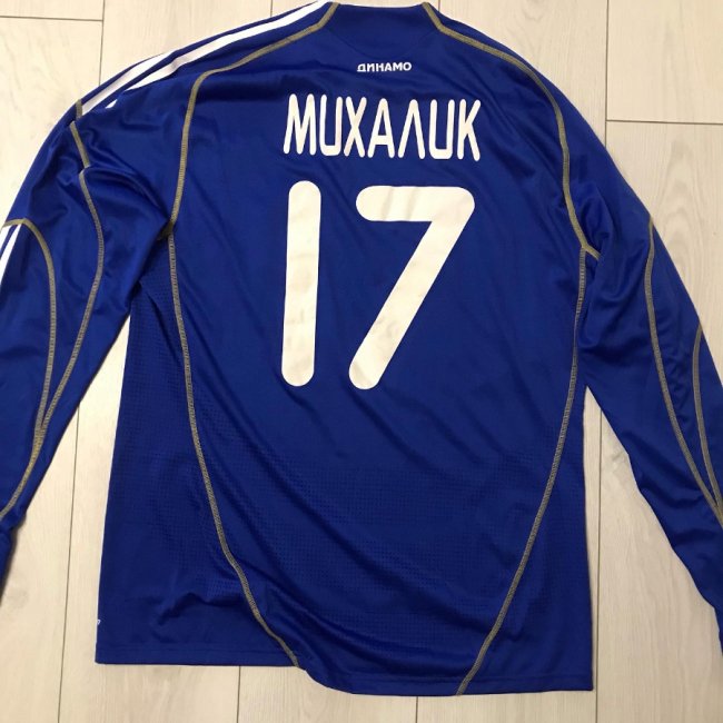 Зінченко, Модрич, Магвайр: лучанин колекціонує футболки відомих футболістів. ФОТО