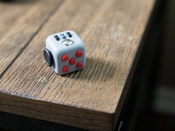Іграшка для заспокоєння нервів Fidget Cube зібрала 3 млн доларів на Kickstarter. ВІДЕО