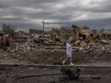 «Просто сровняли с землей… и укропов, и мирных, там всех подряд», – розповідає дружині загарбник про накази керівництва