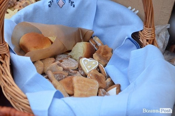 У центрі Луцька дітям роздавали печиво та подарунки. ФОТО