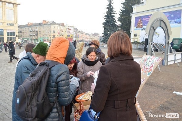 У центрі Луцька дітям роздавали печиво та подарунки. ФОТО