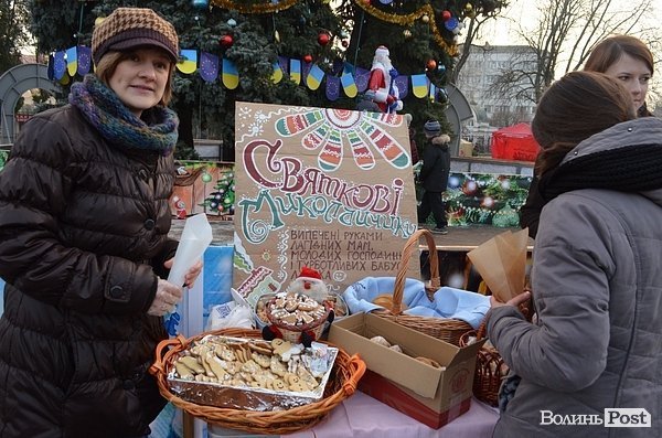 У центрі Луцька дітям роздавали печиво та подарунки. ФОТО