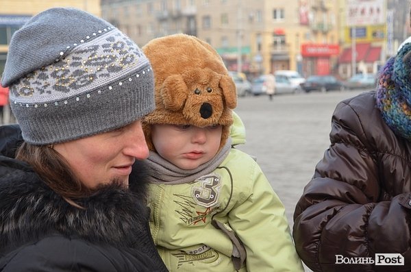 У центрі Луцька дітям роздавали печиво та подарунки. ФОТО