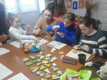 На Волині діти розмалювали для військових імбирне печиво