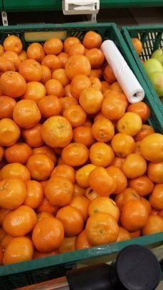 Мандаринки в луцькому супермаркеті продають із тарганами? ФОТОФАКТ