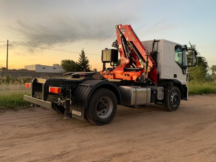 Яку спецтехніку може возити сідловий тягач?