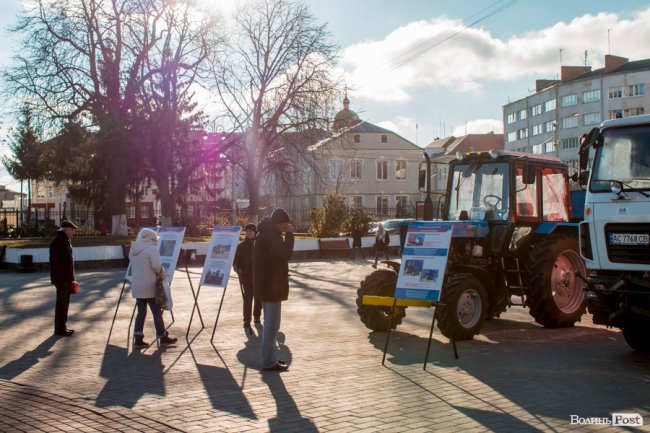 У центрі Луцька – виставка машин. ФОТО